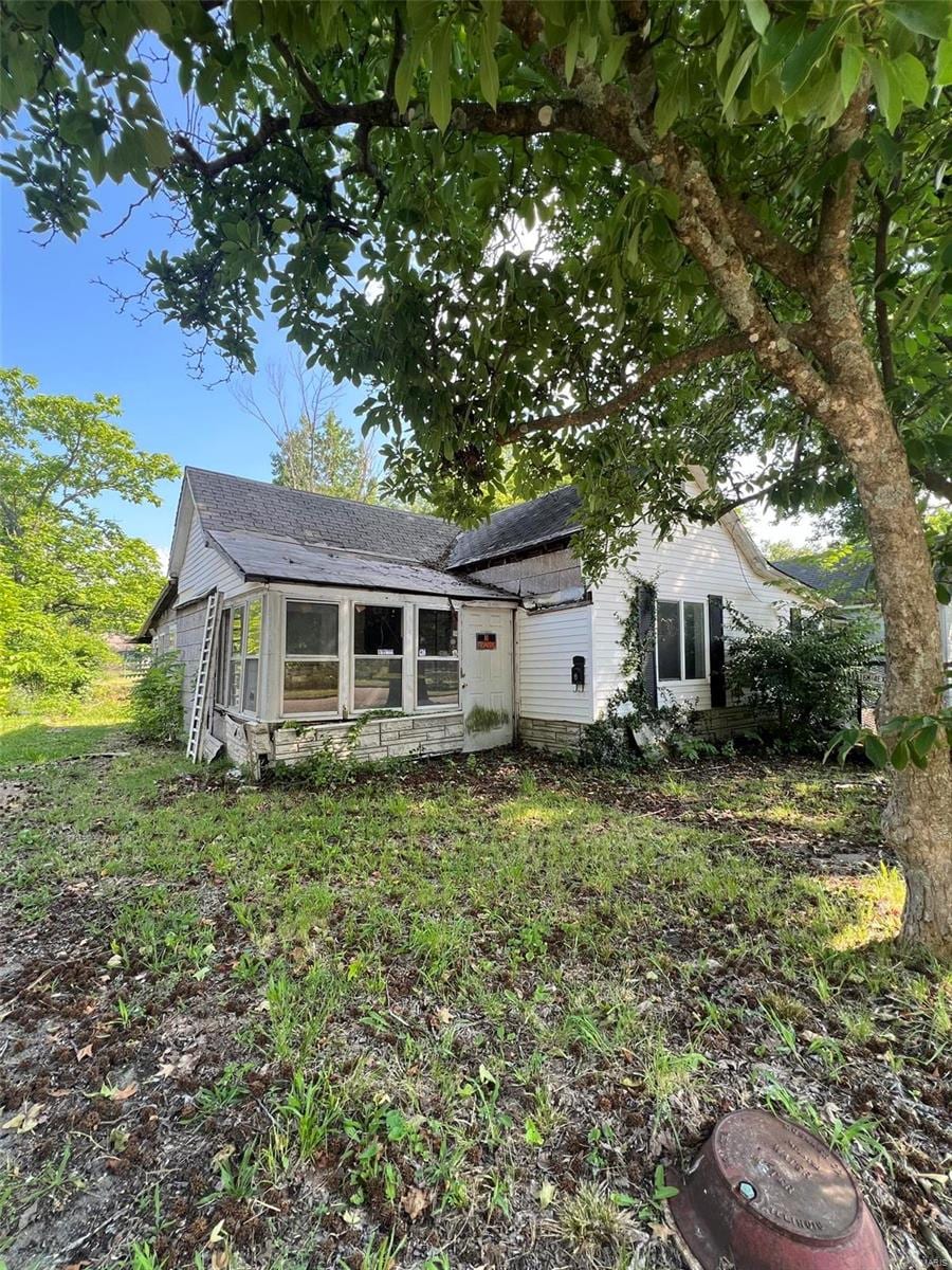 view of front facade featuring a front yard