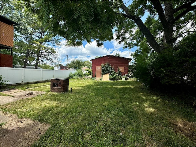 view of yard with a storage shed