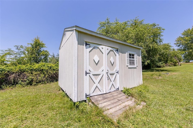 view of outdoor structure featuring a yard