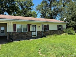 single story home featuring a front lawn