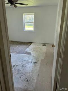 empty room featuring ceiling fan