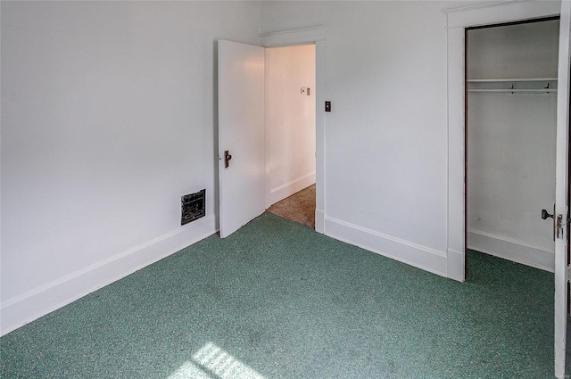 unfurnished bedroom featuring carpet flooring and a closet