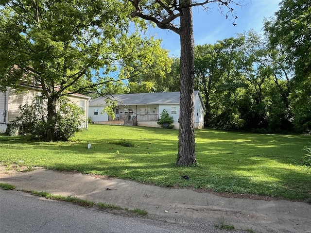 view of front facade featuring a porch and a front lawn