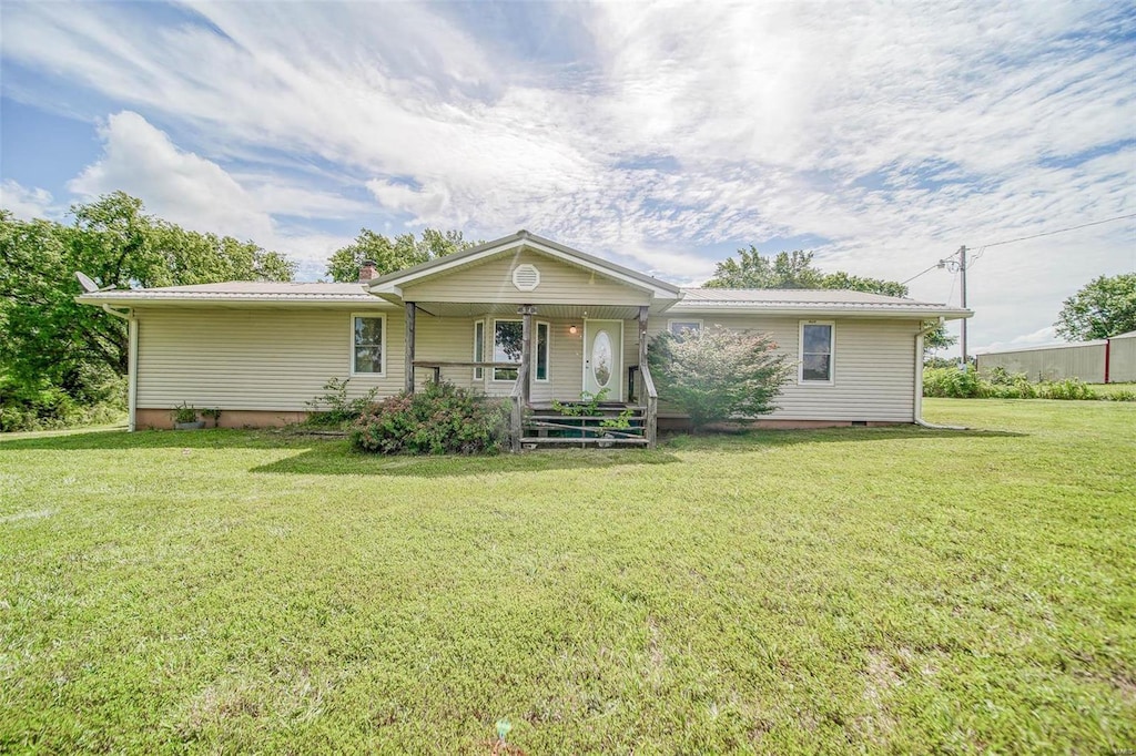 view of front of home with covered porch and a front lawn