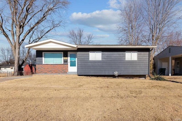 ranch-style home with a front yard