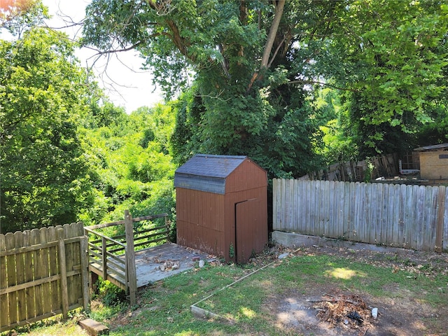 view of yard featuring a storage shed