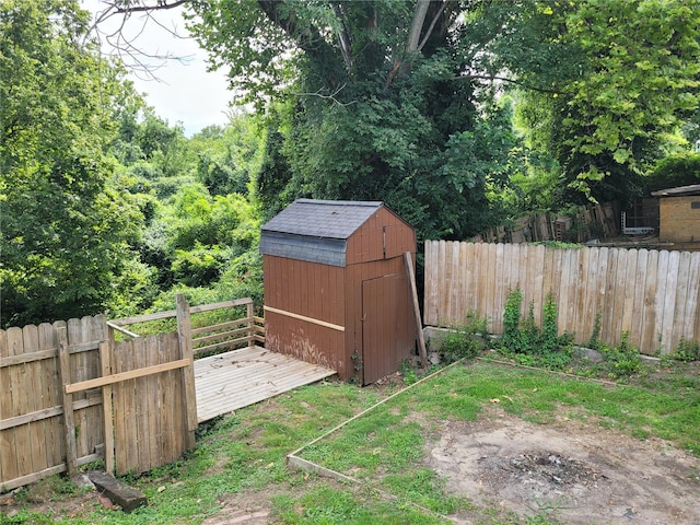 view of yard with a storage unit