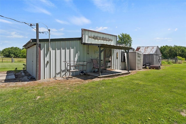 view of outdoor structure with a yard