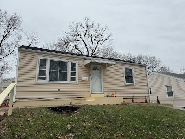 view of front facade with a front yard