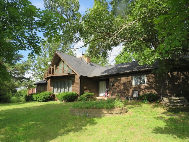 view of front of home featuring a front yard