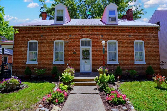 view of front facade featuring a front yard