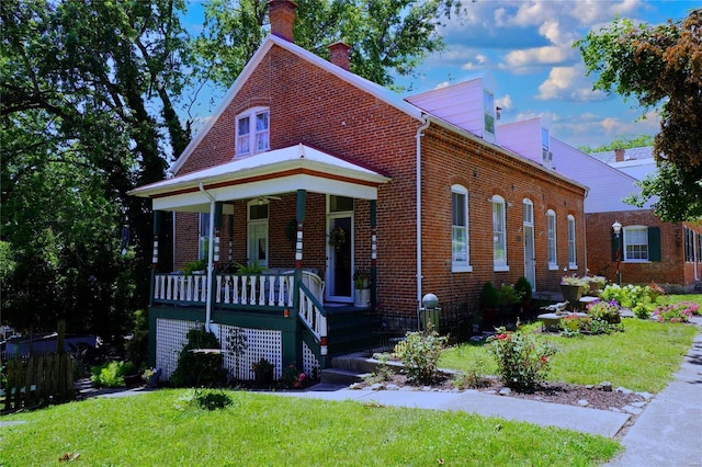 view of front facade featuring a front lawn