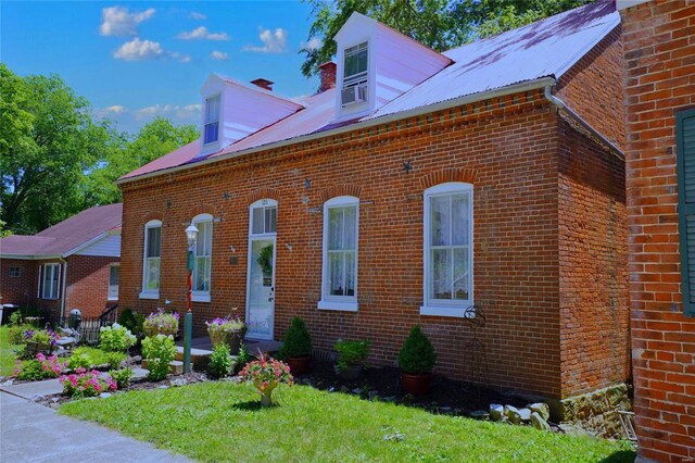 view of front of property with a front lawn