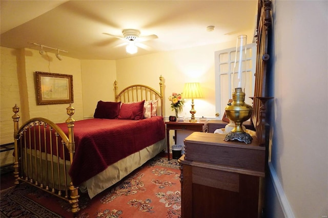 bedroom with ceiling fan