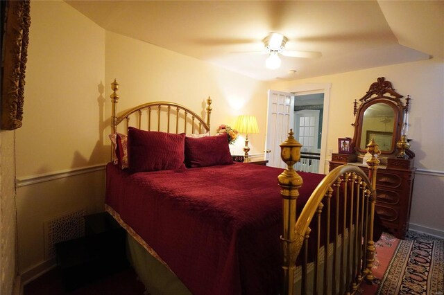 bedroom with ceiling fan