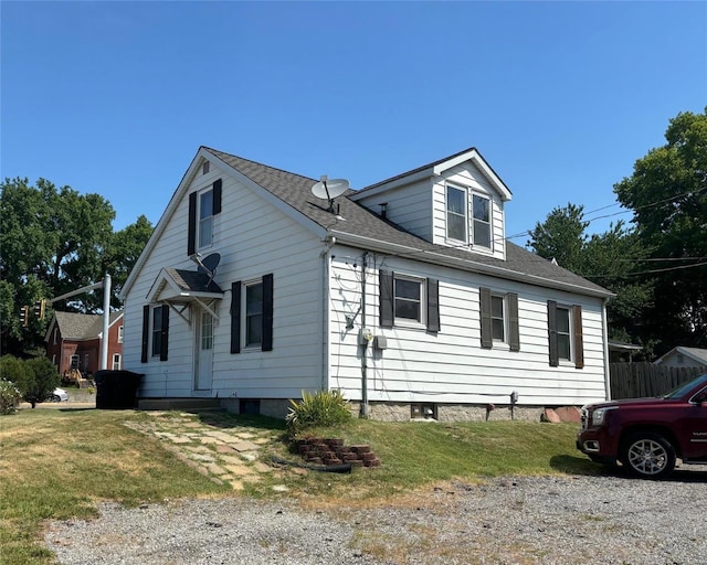 view of front of property with a front lawn