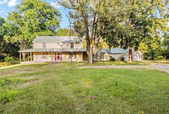 view of front of property featuring a front lawn