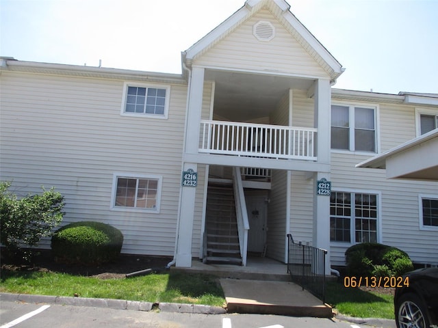 view of front of property featuring a balcony