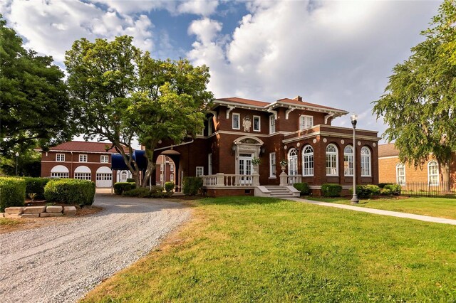 italianate house featuring a front lawn