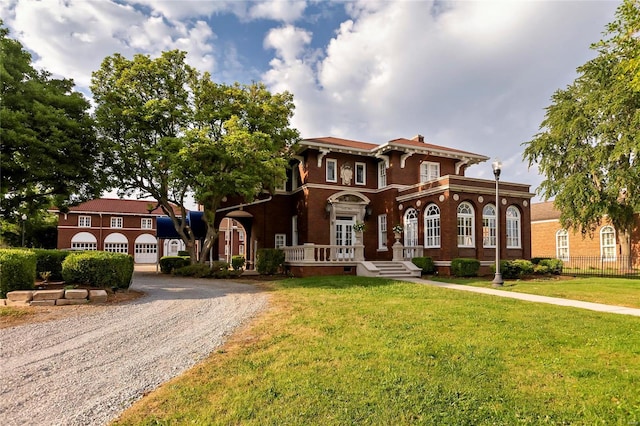 italianate-style house featuring a front yard