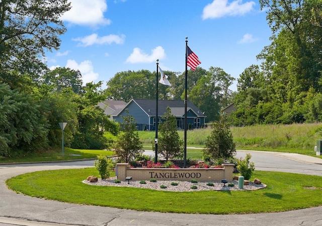 view of property's community featuring a lawn