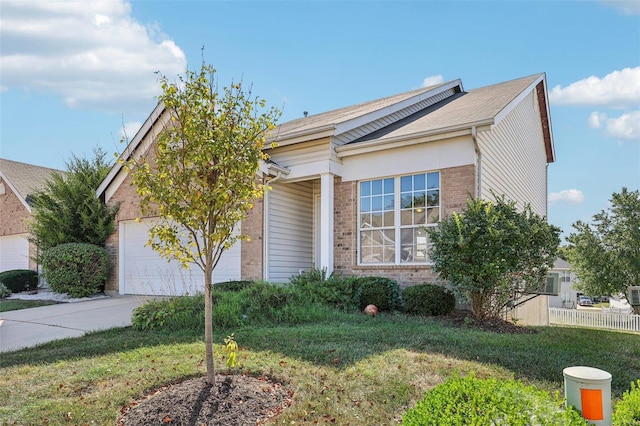 view of front of property featuring a front lawn