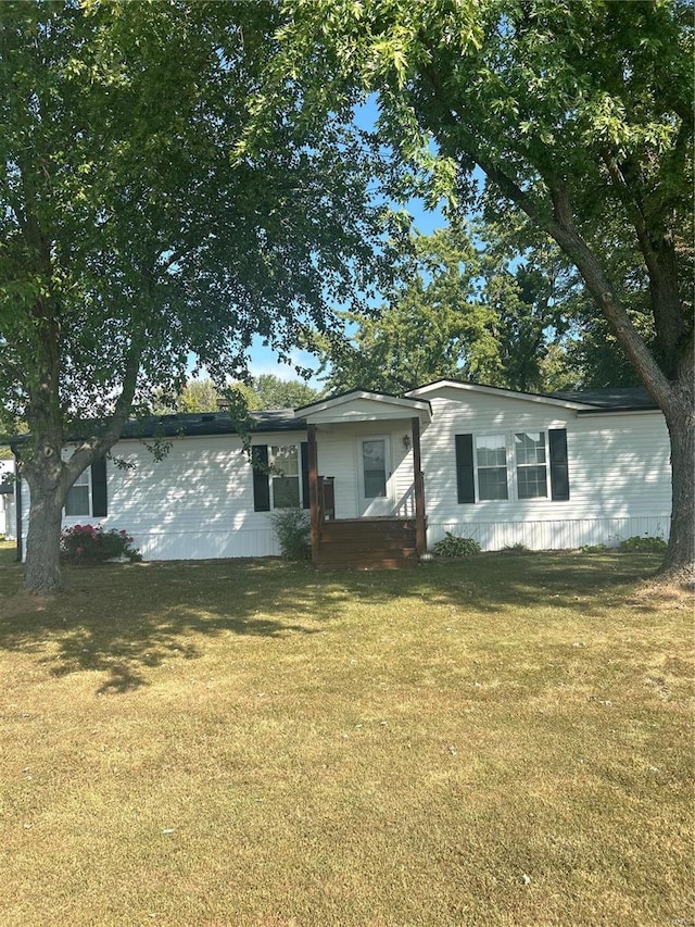 ranch-style house featuring a front lawn