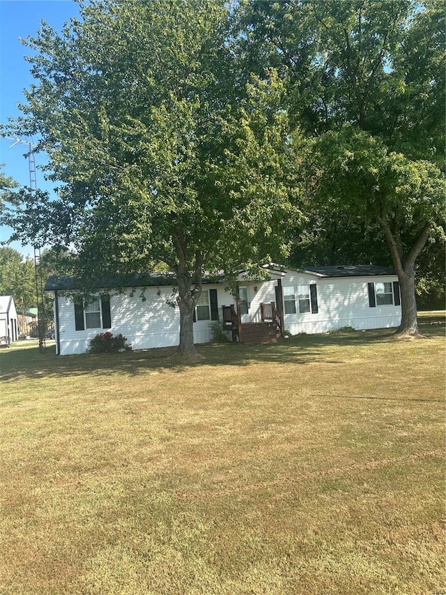 view of front of property featuring a front yard