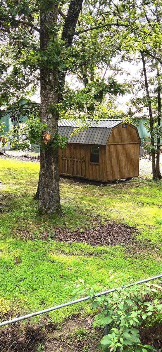 view of yard with a storage unit