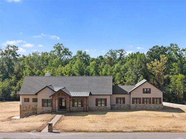 view of modern farmhouse style home