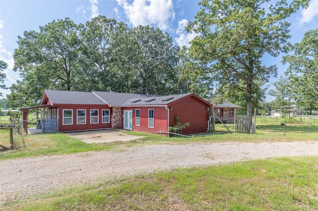 view of front of house featuring fence, a patio, and a front yard