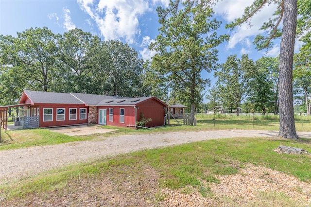 view of front of house with fence and a front lawn