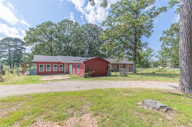 view of front of property featuring fence and a front yard