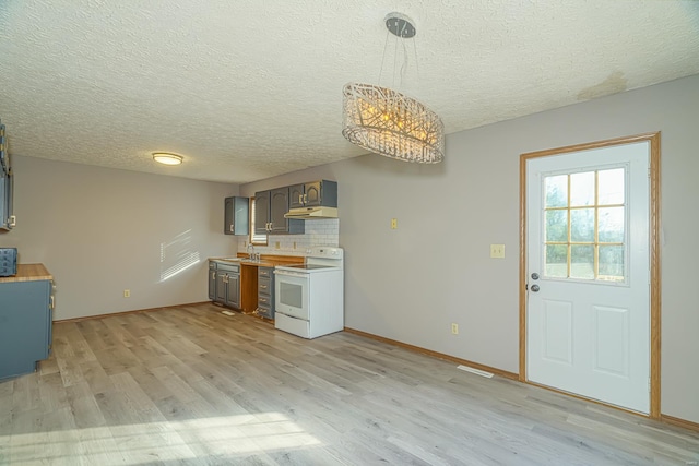 kitchen with tasteful backsplash, sink, light hardwood / wood-style flooring, a notable chandelier, and white electric range