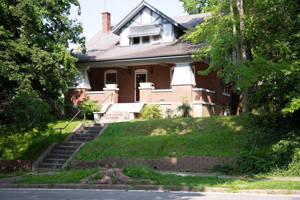 view of front facade featuring a porch and a front lawn