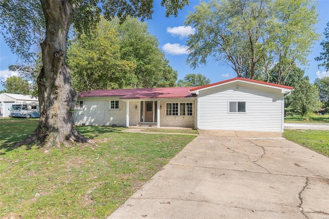 ranch-style house featuring a front yard