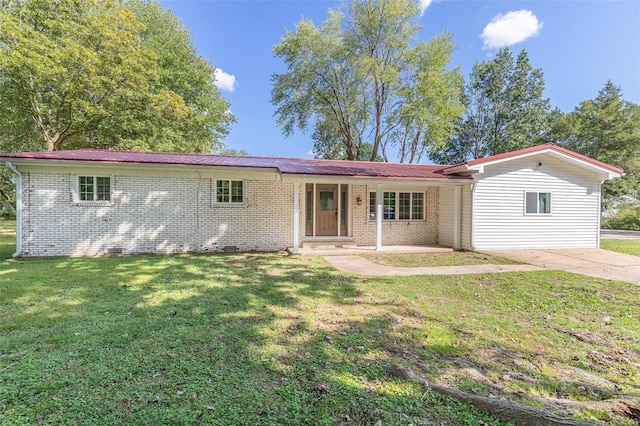 single story home with a front lawn