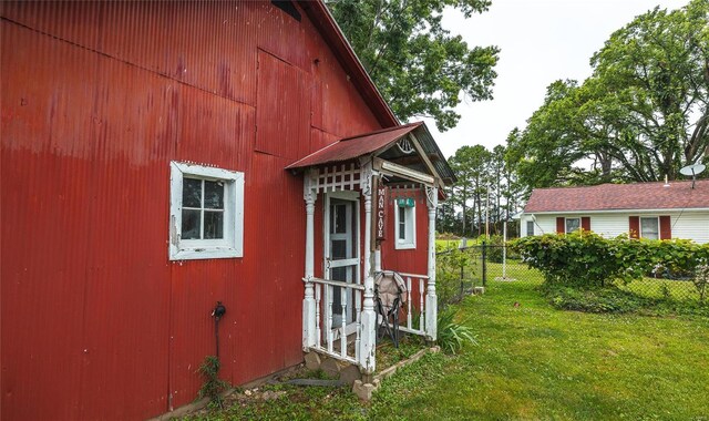 exterior space featuring a lawn