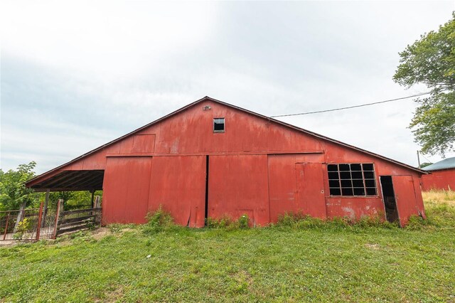 view of outdoor structure featuring a yard