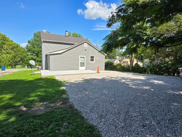 view of side of property featuring a lawn