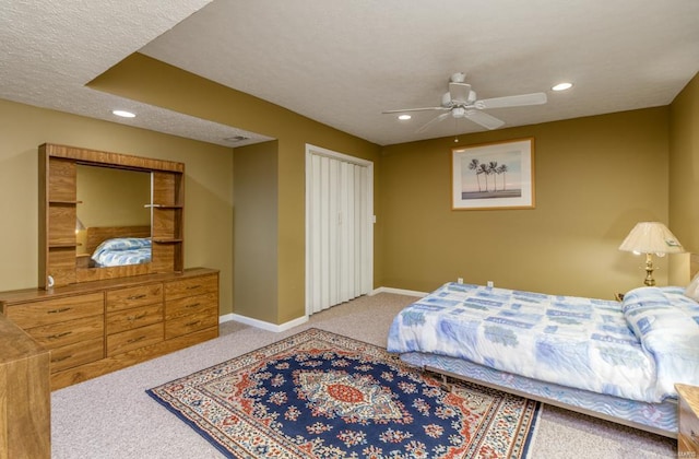 bedroom featuring a textured ceiling, ceiling fan, and carpet flooring