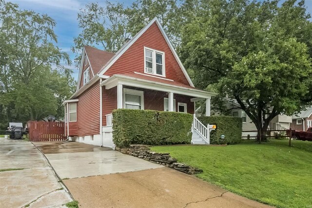 view of front of property with a porch and a front lawn