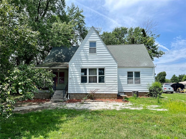 view of front of property featuring a front lawn