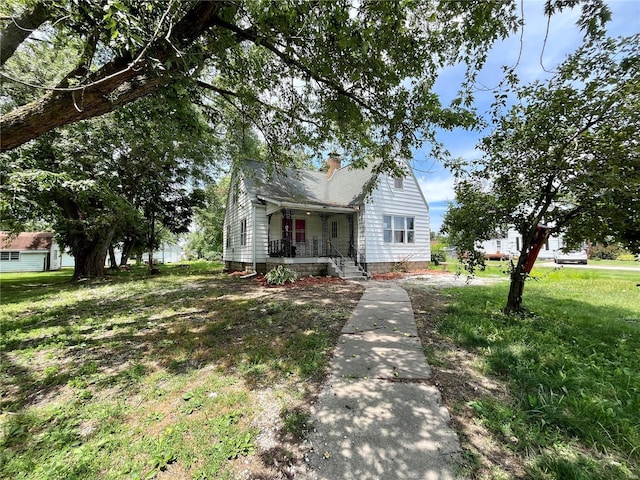 view of front facade featuring covered porch and a front lawn