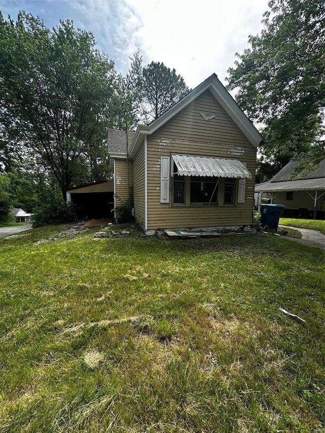 view of front of home featuring a front lawn