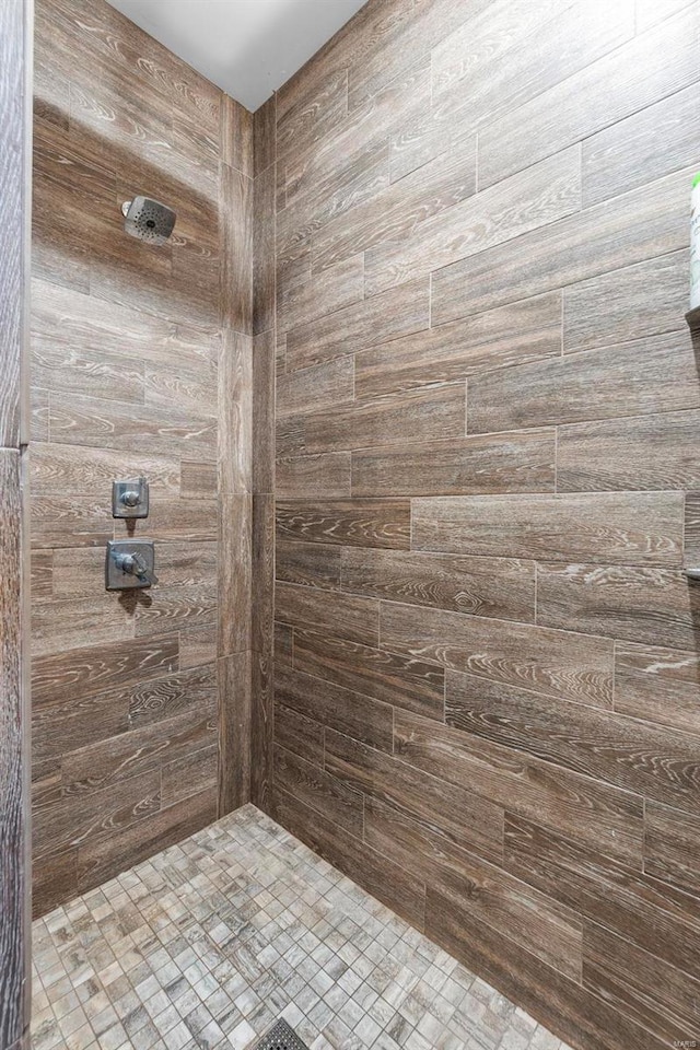 bathroom featuring a tile shower