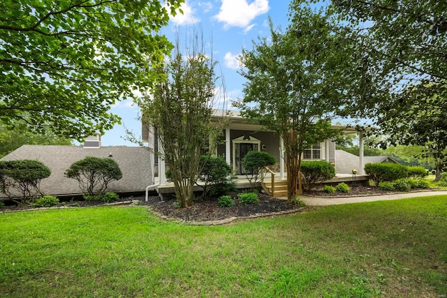 view of front facade featuring a front yard