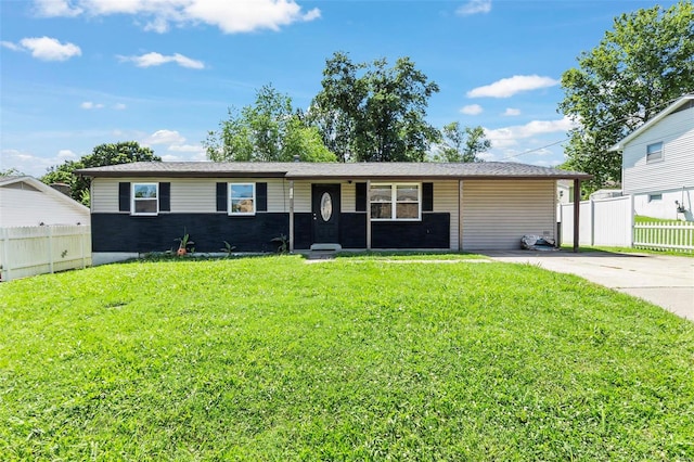 single story home with a front lawn