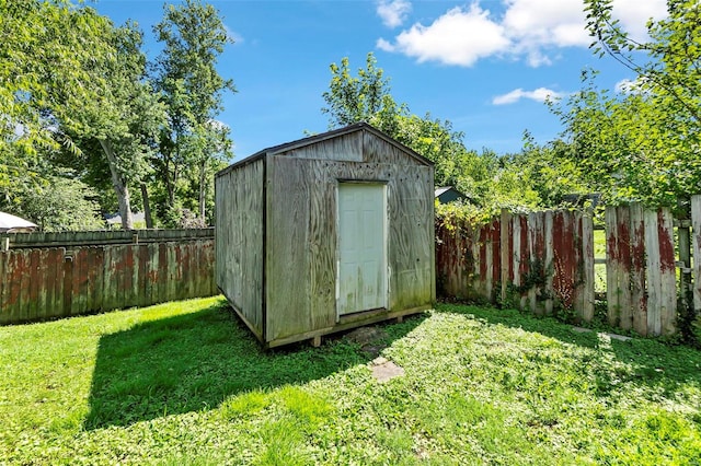 view of outdoor structure featuring a yard