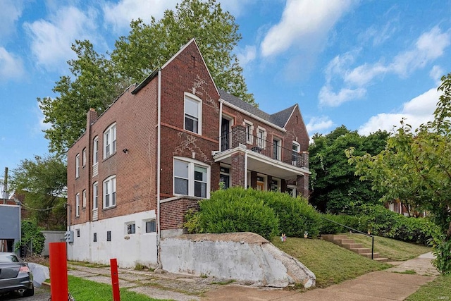 view of side of property featuring a balcony